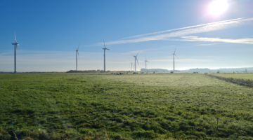 Windenergieanlagen vor blauem Himmel, Foto: Anke Ortmann