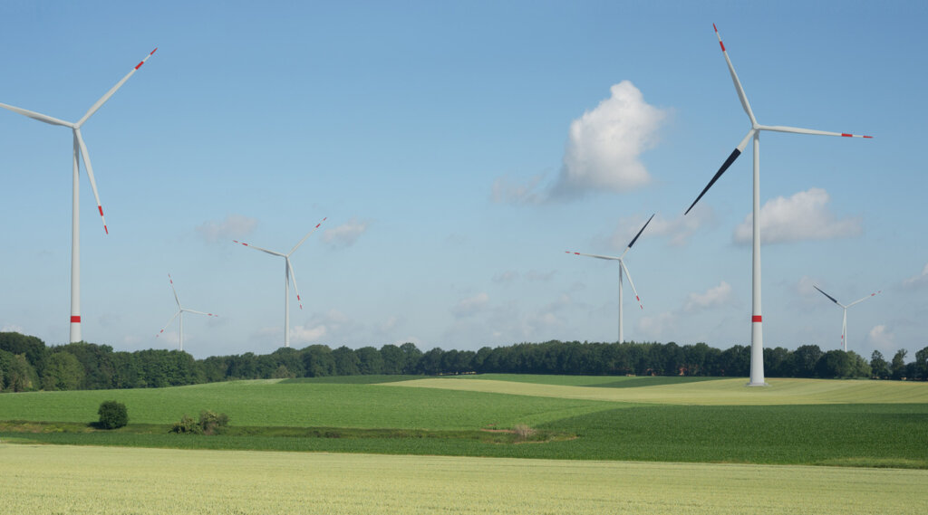 Simulation von Windenergieanlagen mit einem schwarzen Rotorblatt, © Copyright Lenné3D GmbH.