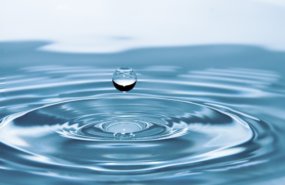 Wassertropfen der auf Wasseroberflaeche faellt_rony-michaud_Pixabay