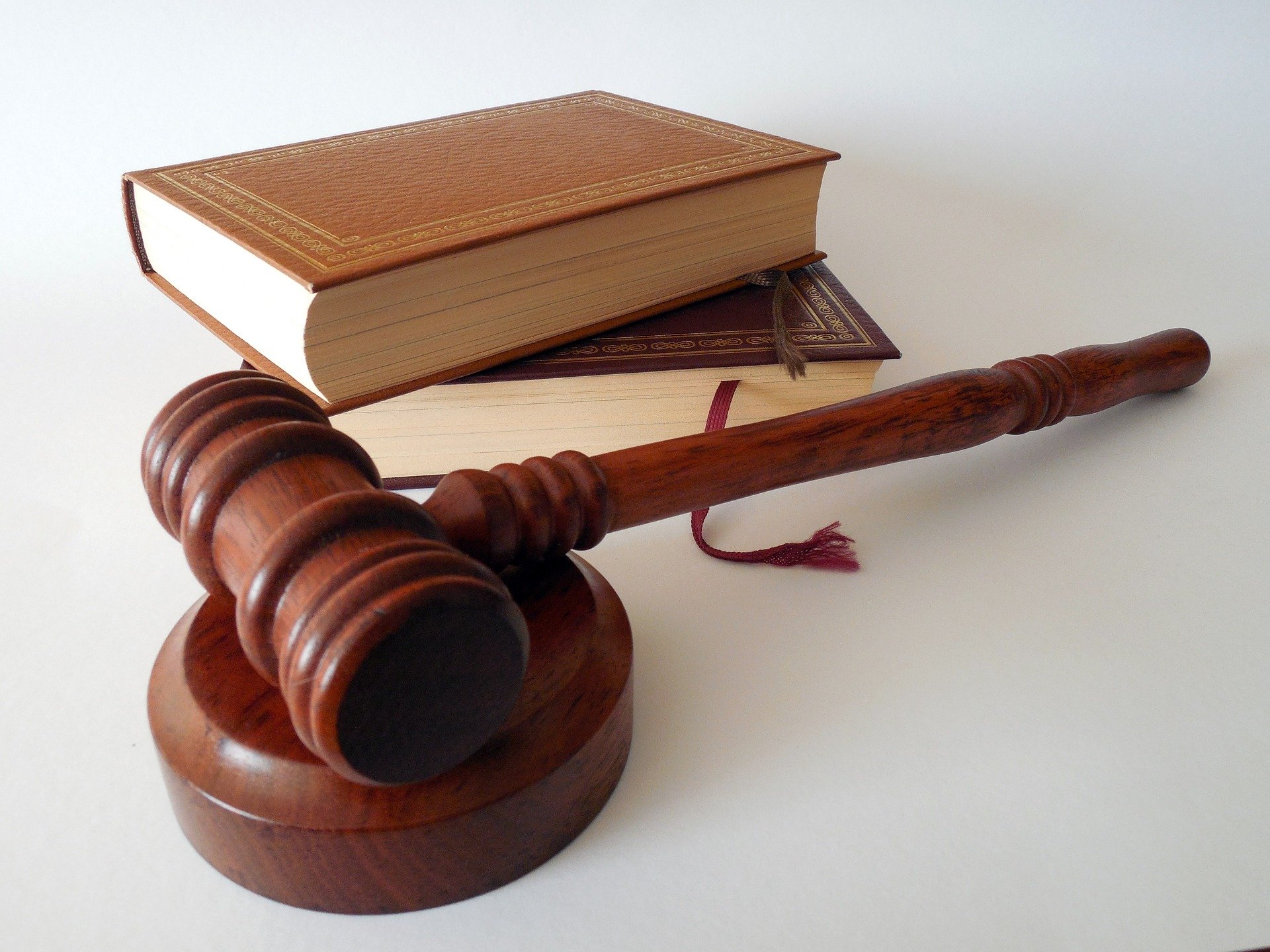 Gerichtshammer und Gesetzbücher