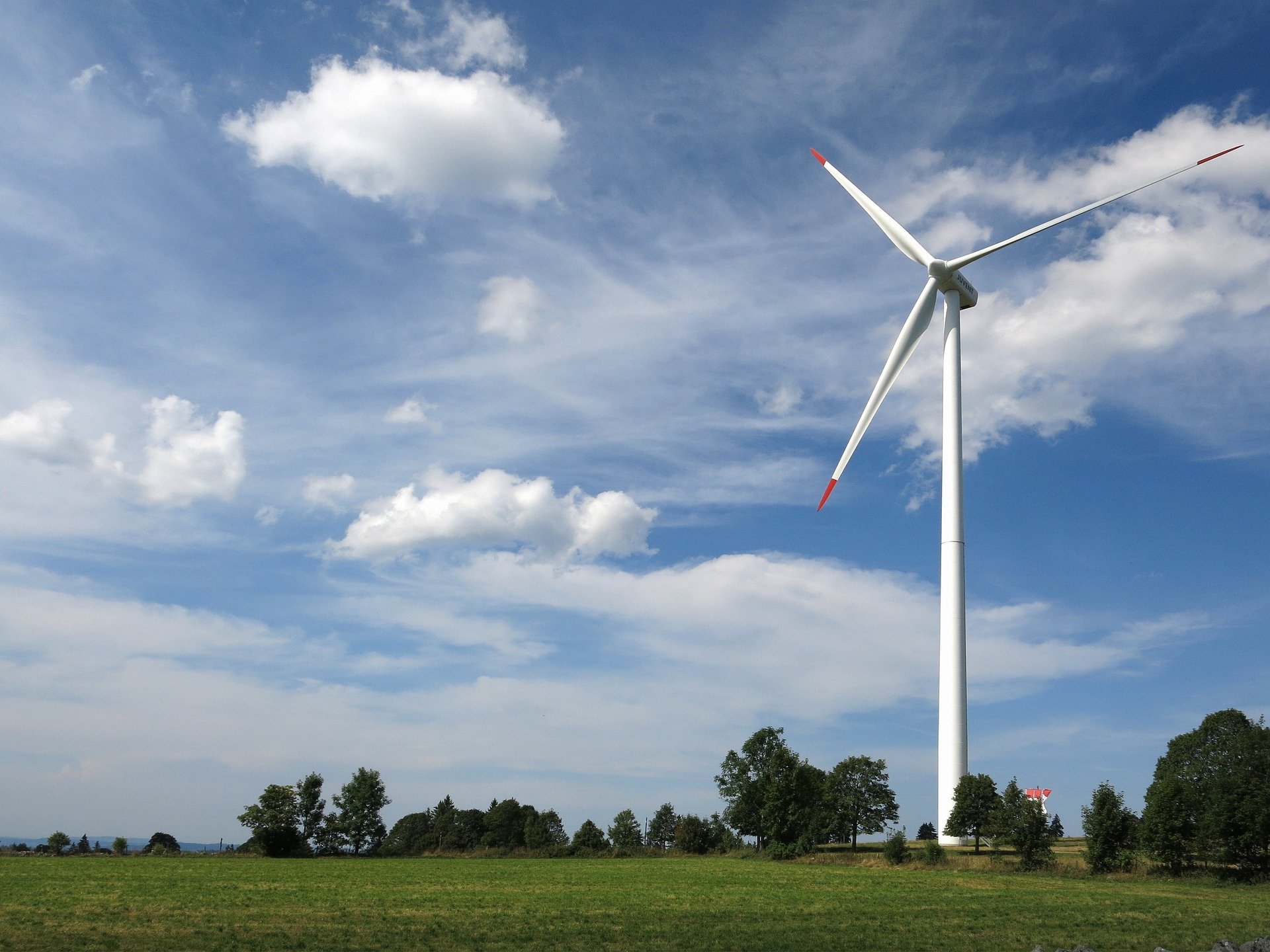 Windenergieanlage und Landschaft